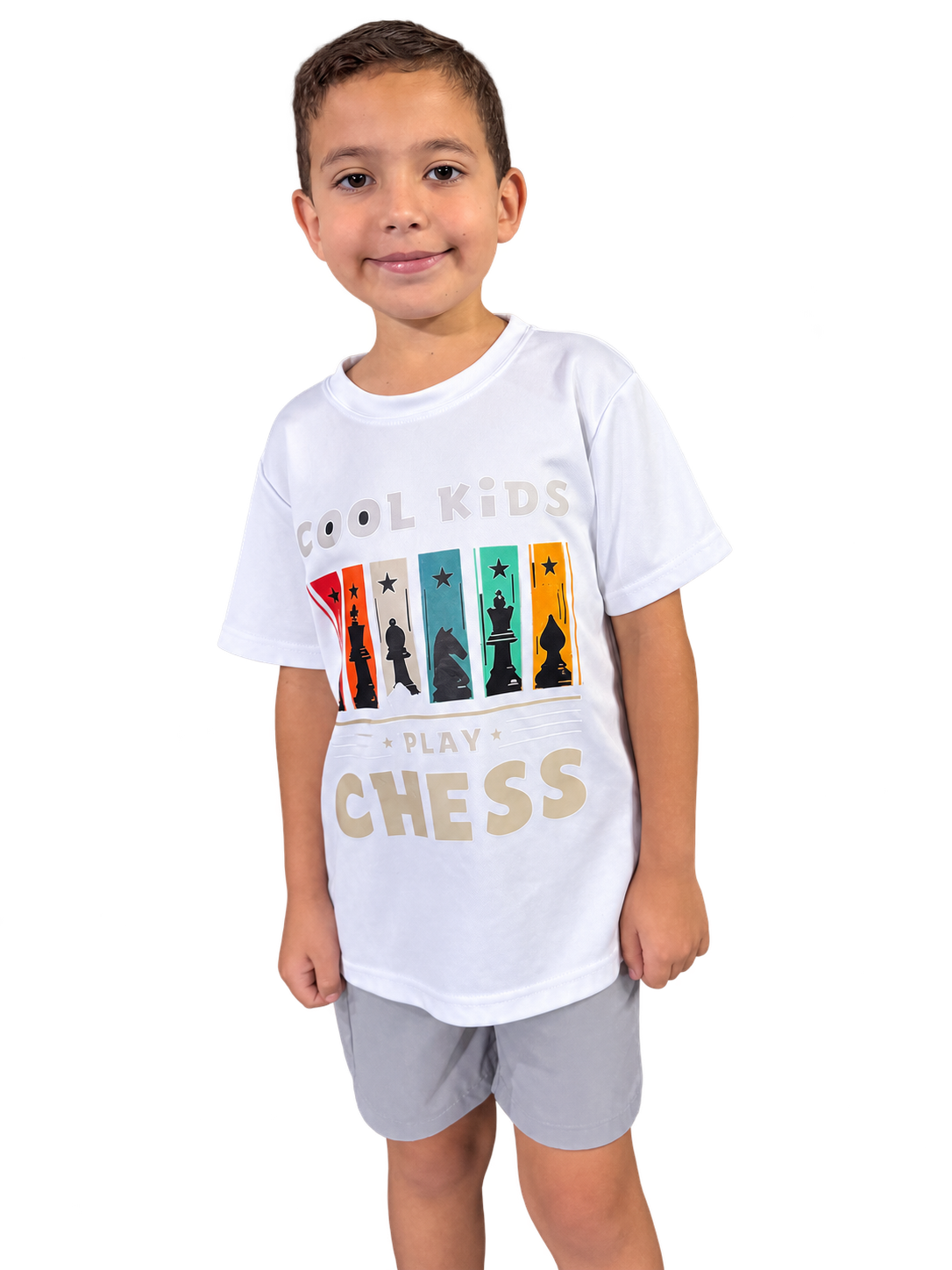 Niño con camiseta de ajedrez