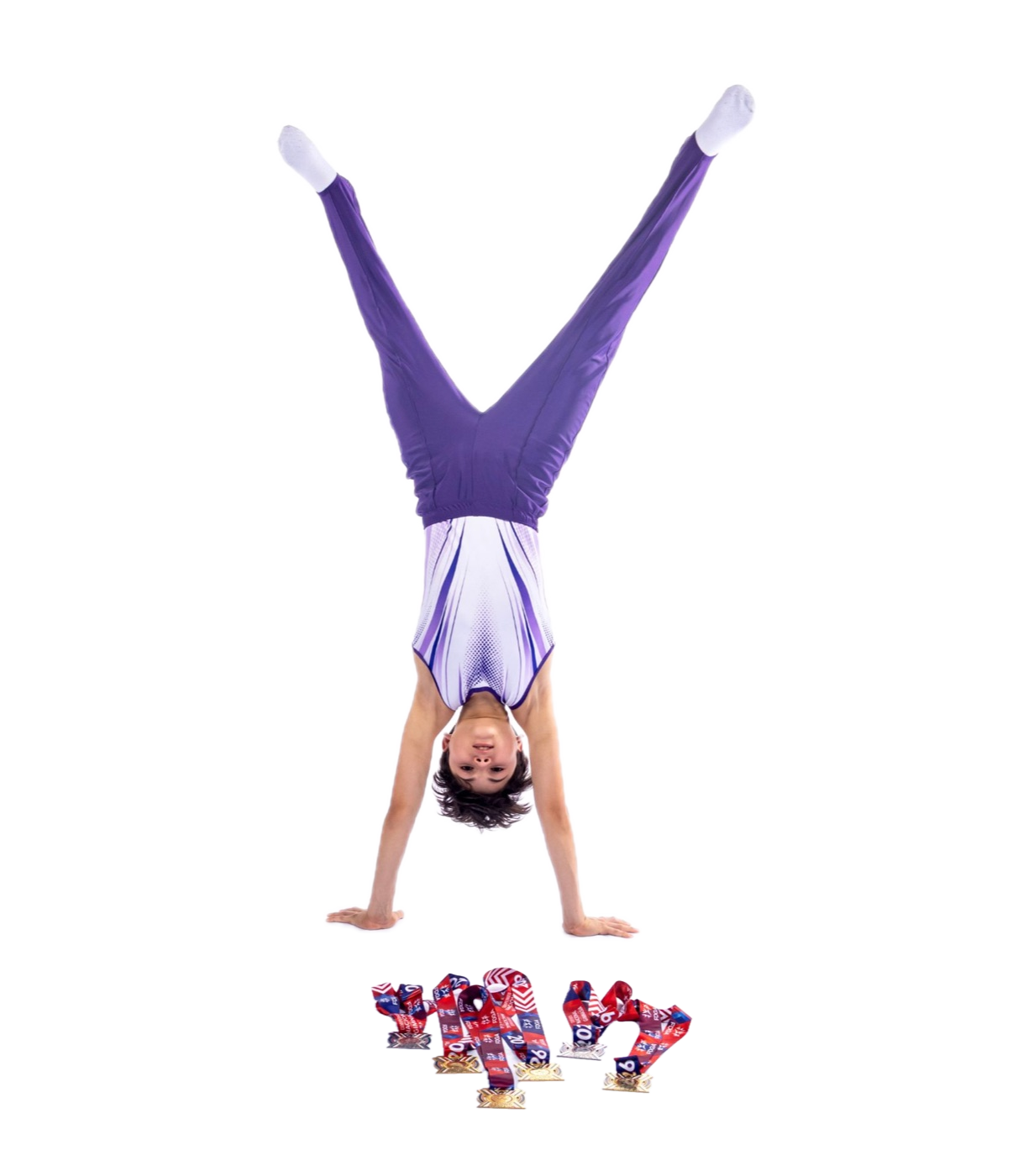 Joven gimnasta realizando una parada de manos