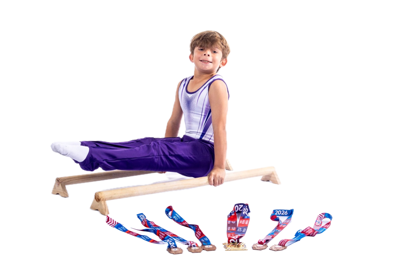 Joven gimnasta realizando una apertura sobre barras bajas